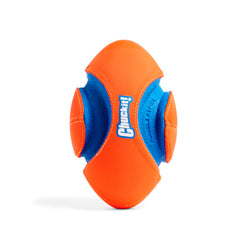 Chuckit! tenu dans la gueule d'un chien, stimule la poursuite