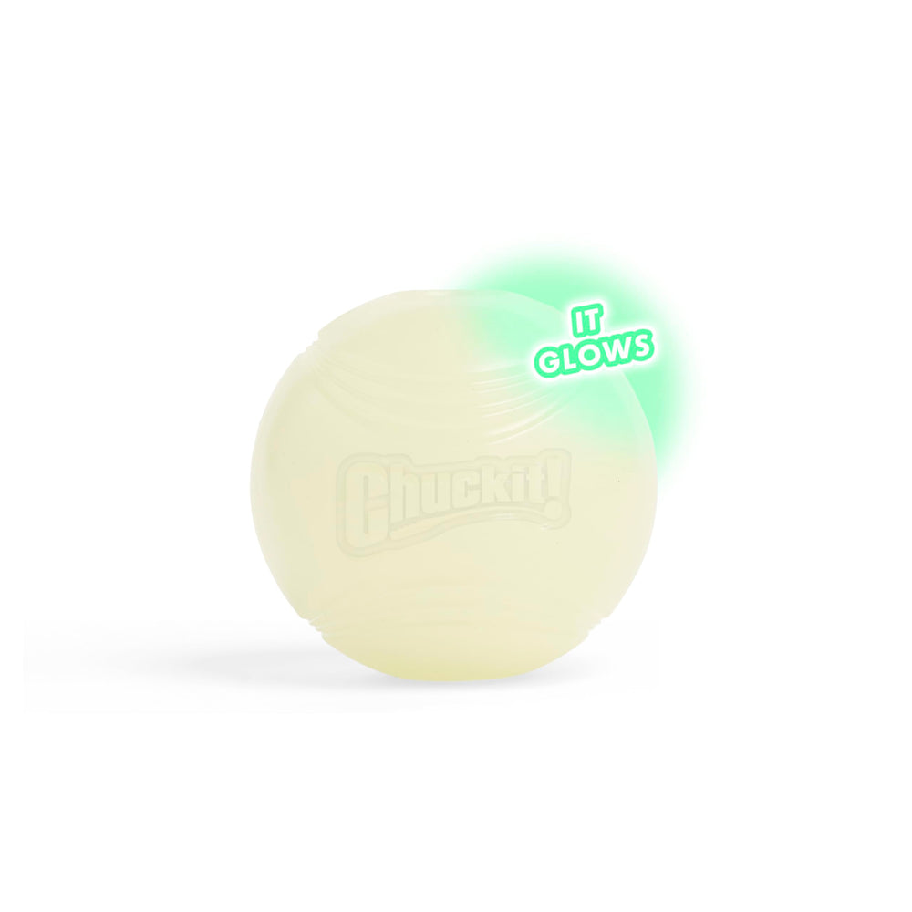 Chuckit! balle glow utilisée sur la plage, jeu extérieur prolongé