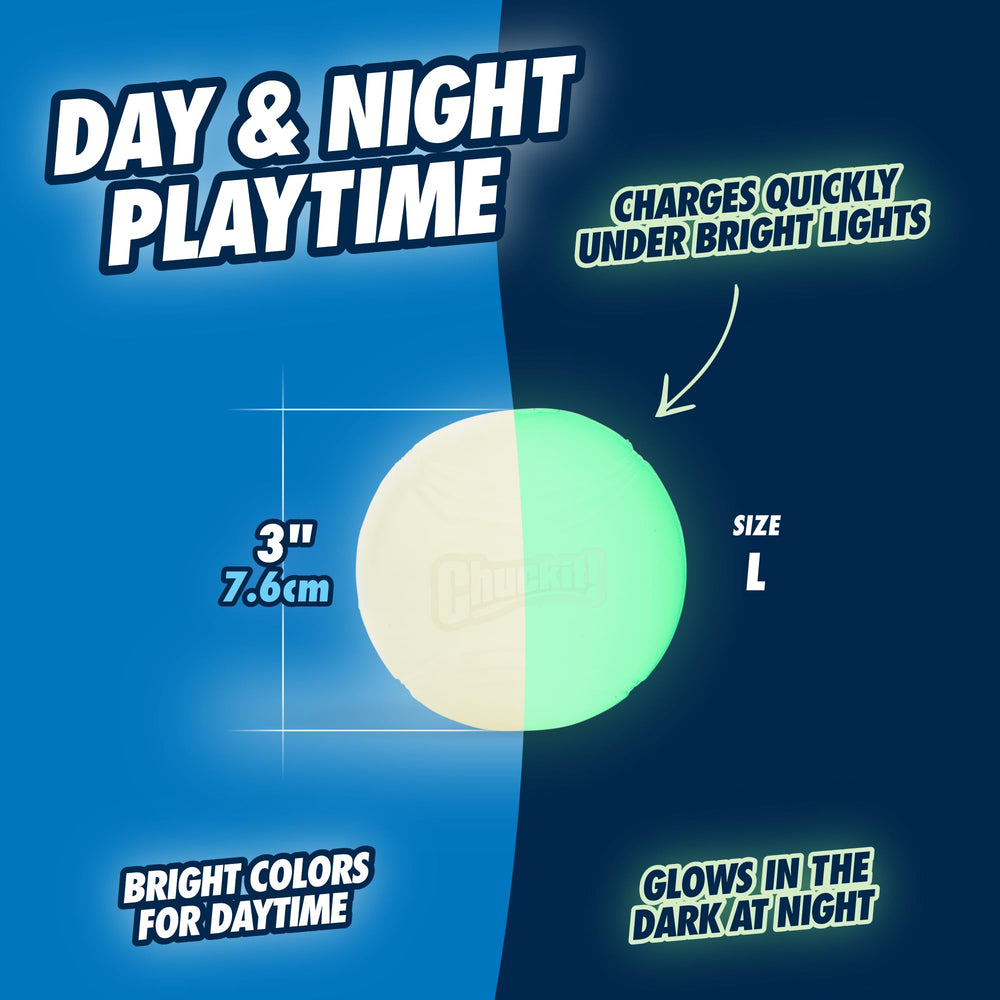 Chuckit! balle brillant la nuit dans un parc pour sorties nocturnes sûres