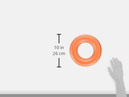 Chuckit! comparaison d'échelle avec main indiquant taille moyenne pratique
