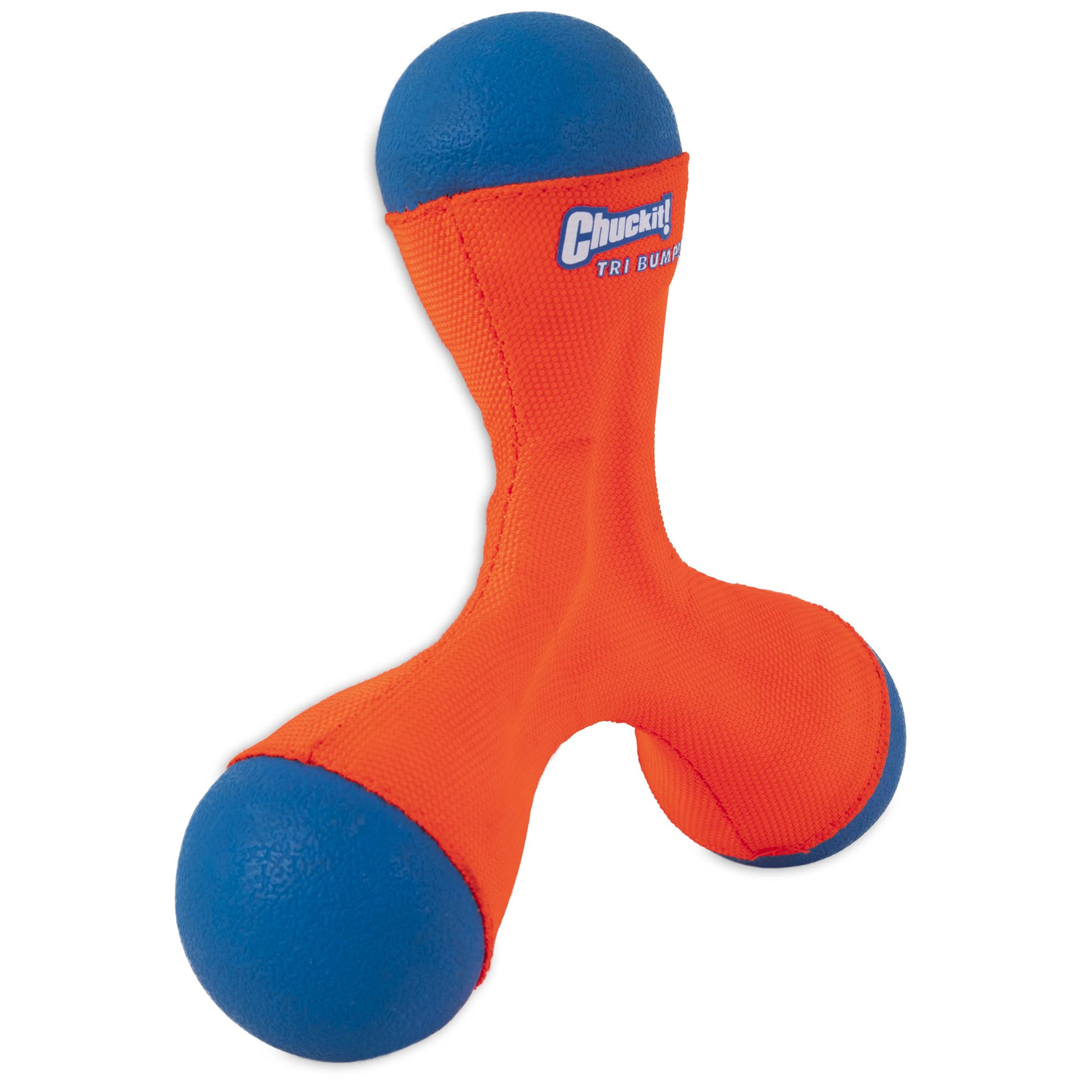 Chuckit! Tri-Bumper orange et bleu visible dans l'herbe, facilite la localisation rapide