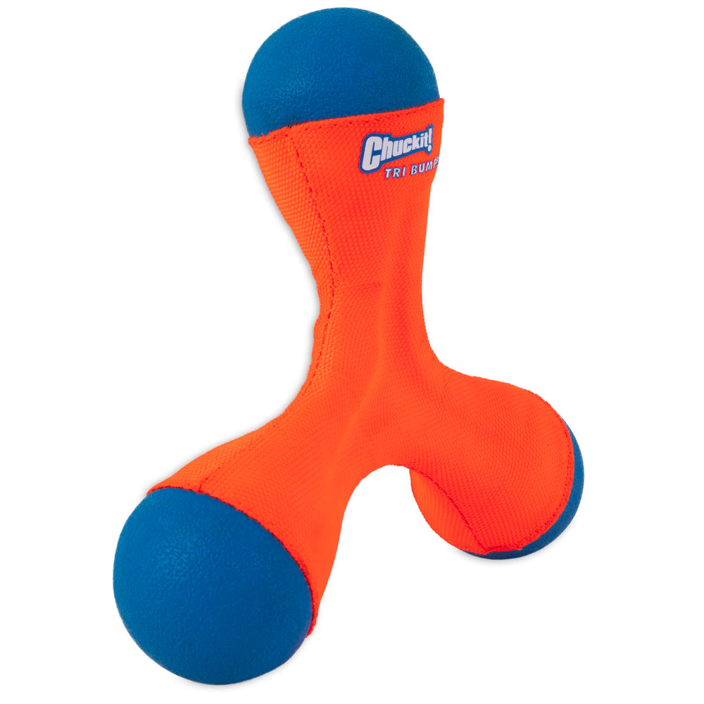 Chuckit! Tri-Bumper orange et bleu visible dans l'herbe, facilite la localisation rapide