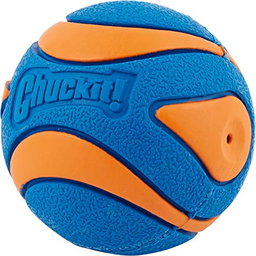 Chuckit! comparaison de taille en main démontrant dimensions Small 2in