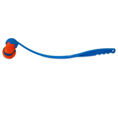 Chien attrapant le Chuckit! Ultra Tumbler en plein saut pour un exercice actif