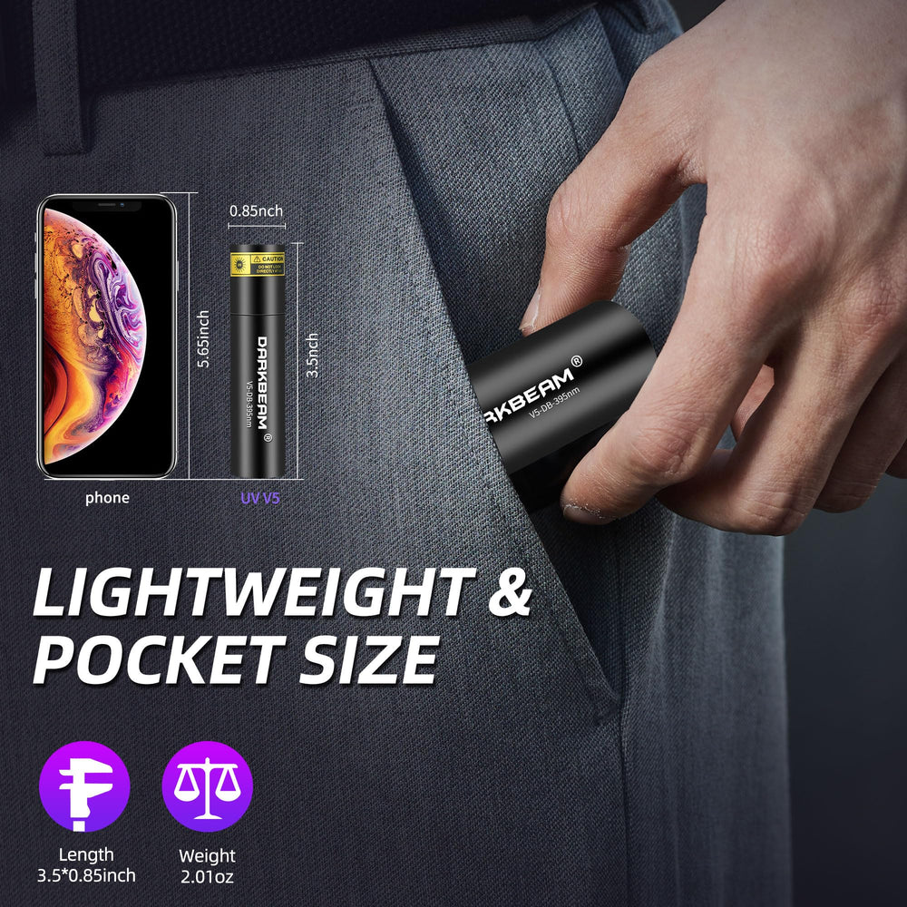 DARKBEAM torche UV posé à côté d’une clé pour comparaison d’échelle compacte