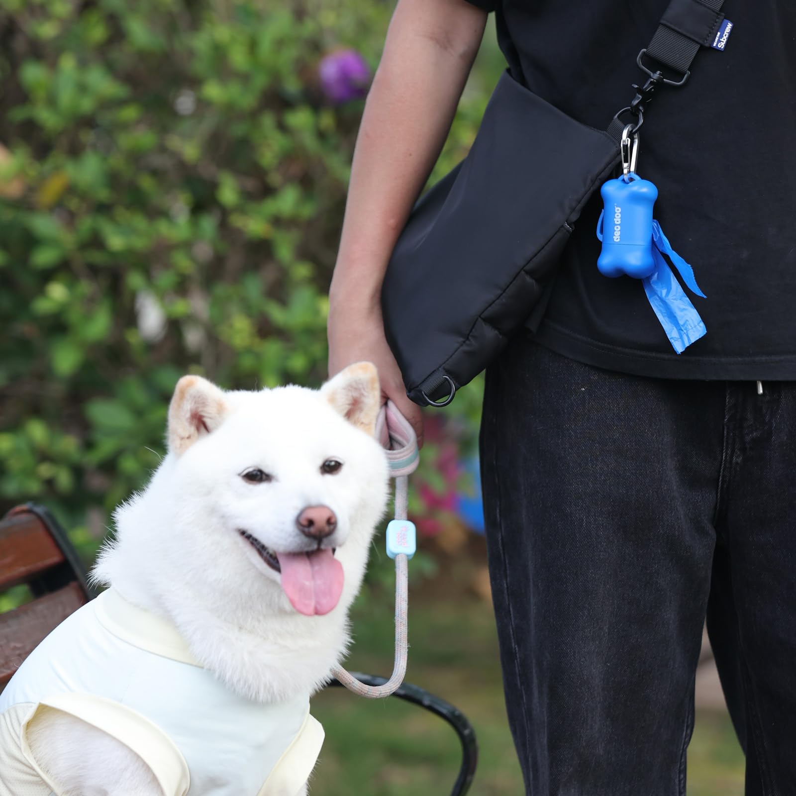 Deo Doo sac en usage lors d'une promenade meilleure propreté