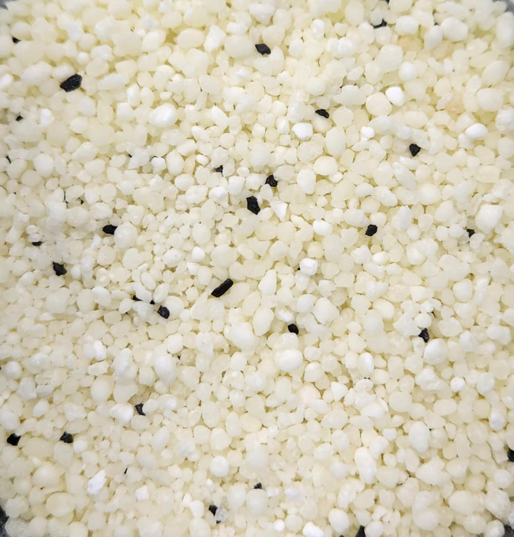 Étiquette EcoLeo listant manioc, maïs et charbon actif, assure ingrédients simples