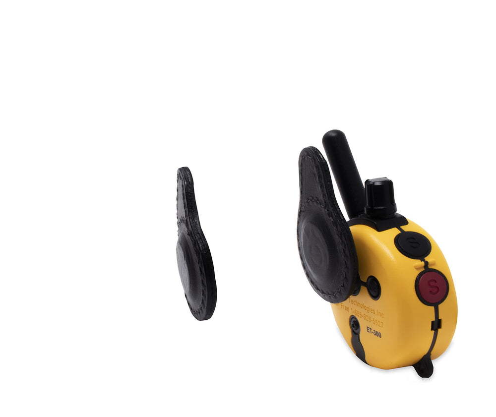 Educator Anywear Clip à côté d une télécommande pour comparaison de taille précise