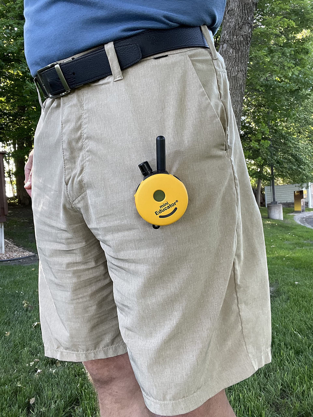 Educator Anywear Clip fixé sur vêtement illustrant un accès mains‑libres pratique