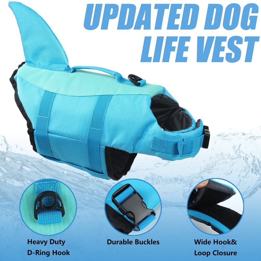 EMUST chien portant le gilet Shark nageant sereinement avec bonne amplitude de pattes
