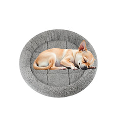 Enjoying lit rond vue face montrant confort et chaleur