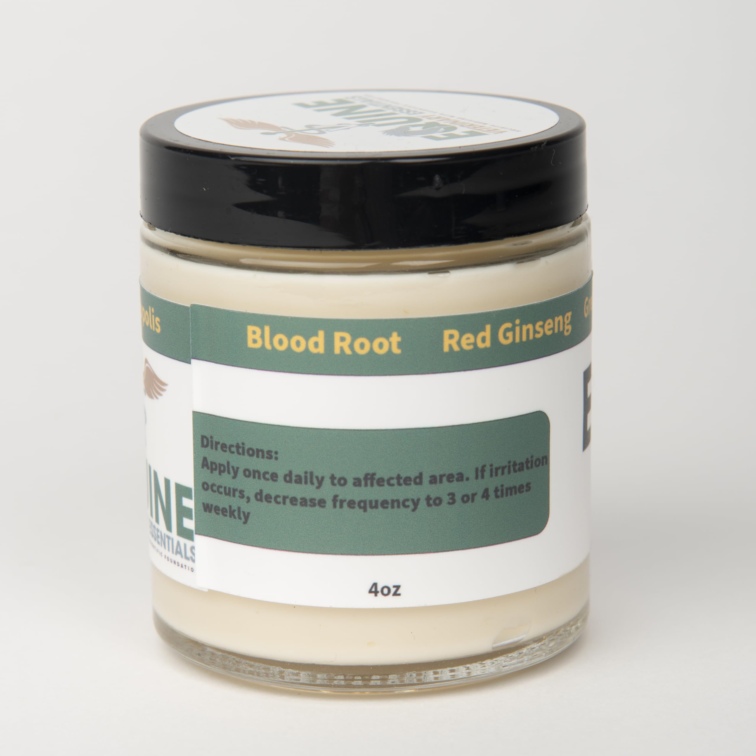 Equine Veterinary Essentials tube à côté d'une main montrant échelle et dosage pratique