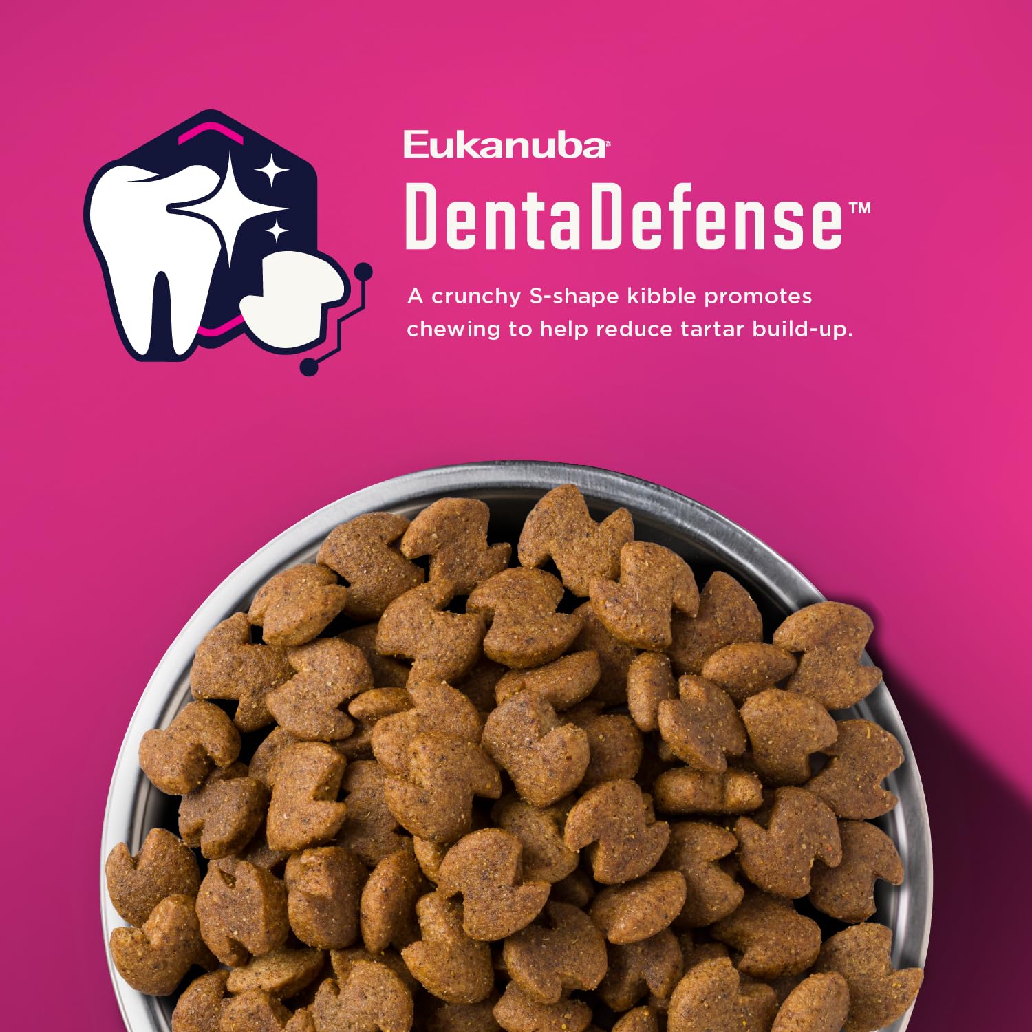 Eukanuba croquettes dans la main pour échelle et portion adaptée