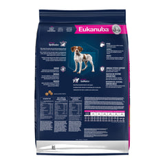 Eukanuba croquettes dans la main illustrant taille et facilité à distribuer