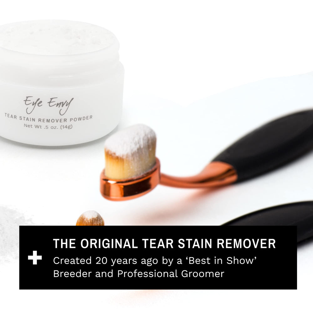 Eye Envy pot tenue en main illustrant le format pratique 2,5 oz