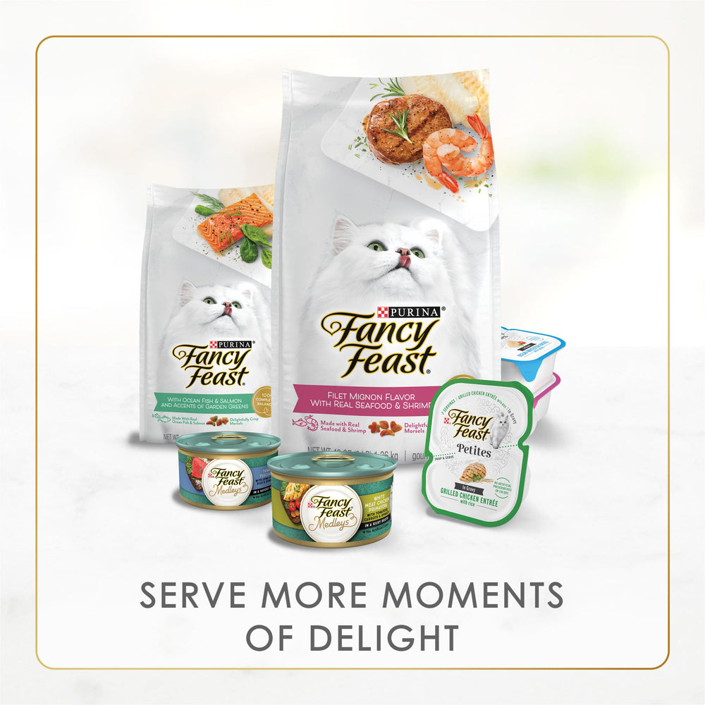 Fancy Feast conserve à côté d’un mètre pour comparaison taille