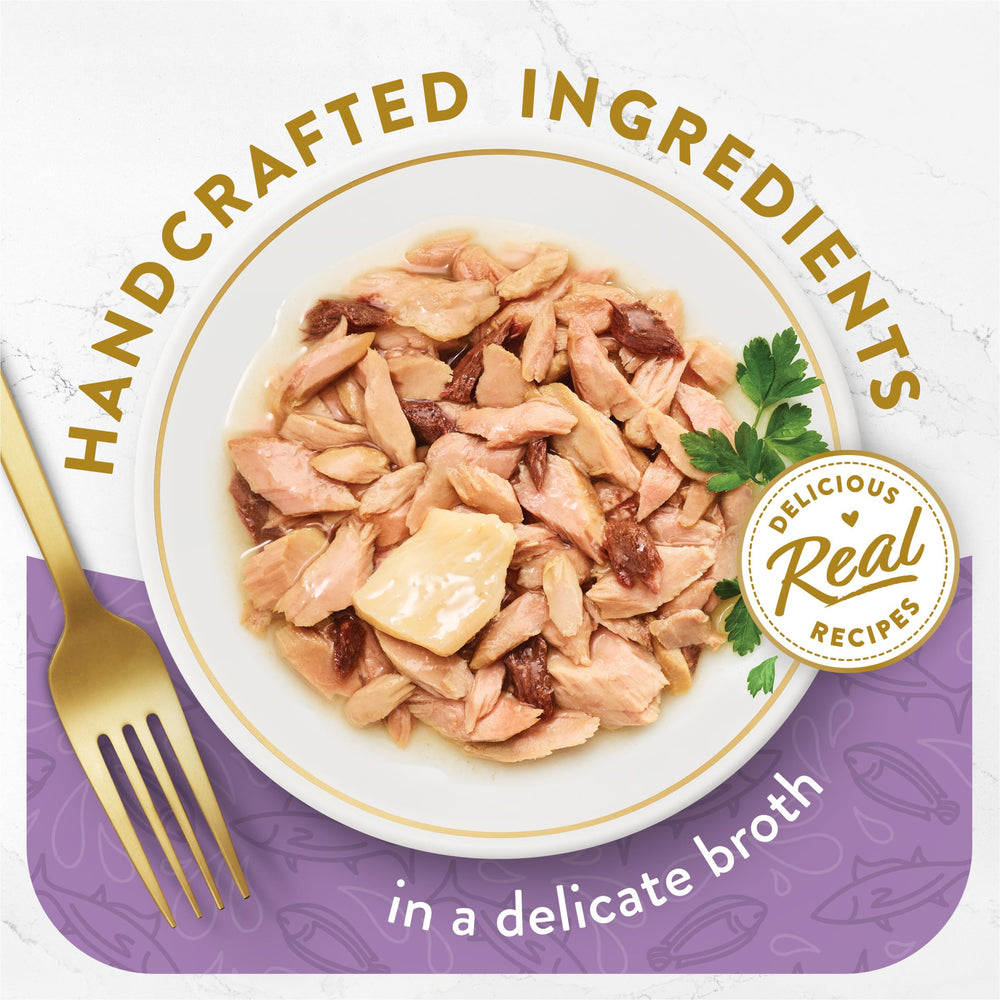 Fancy Feast coupelle ouverte montrant les morceaux de poisson appétissants