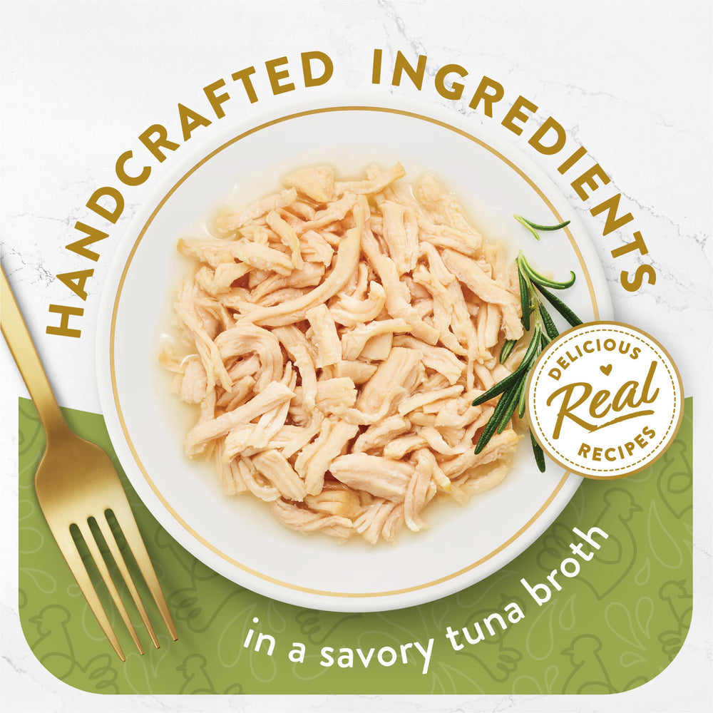 Fancy Feast gros plan sur la texture flakée du poulet, attise l'appétit du chat