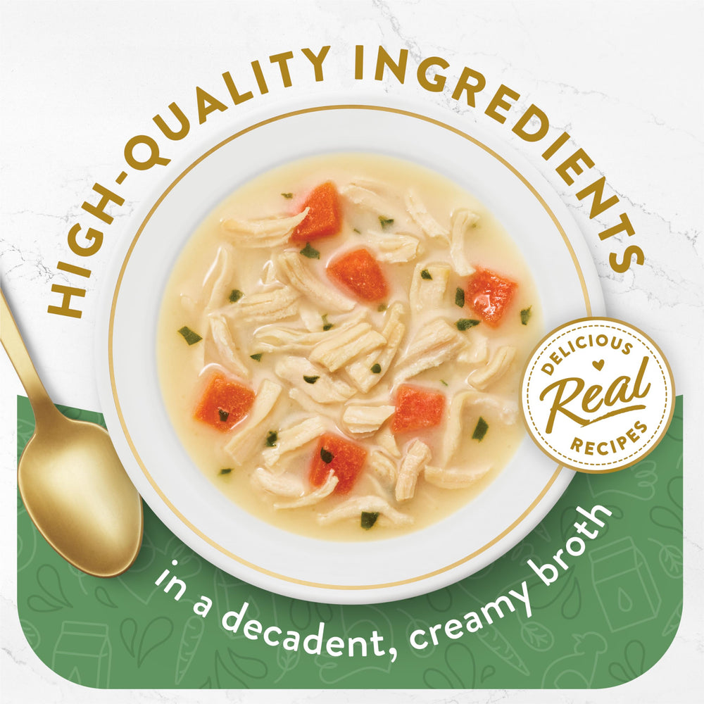 Fancy Feast Purina gros plan sur poulet blanc visible et légumes appétissants