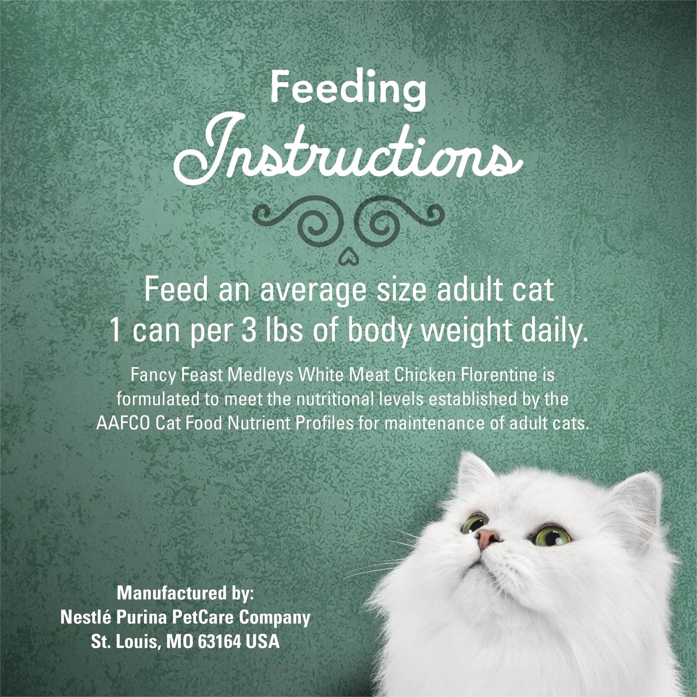 Fancy Feast servi dans une coupelle devant un chat, acceptation améliorée