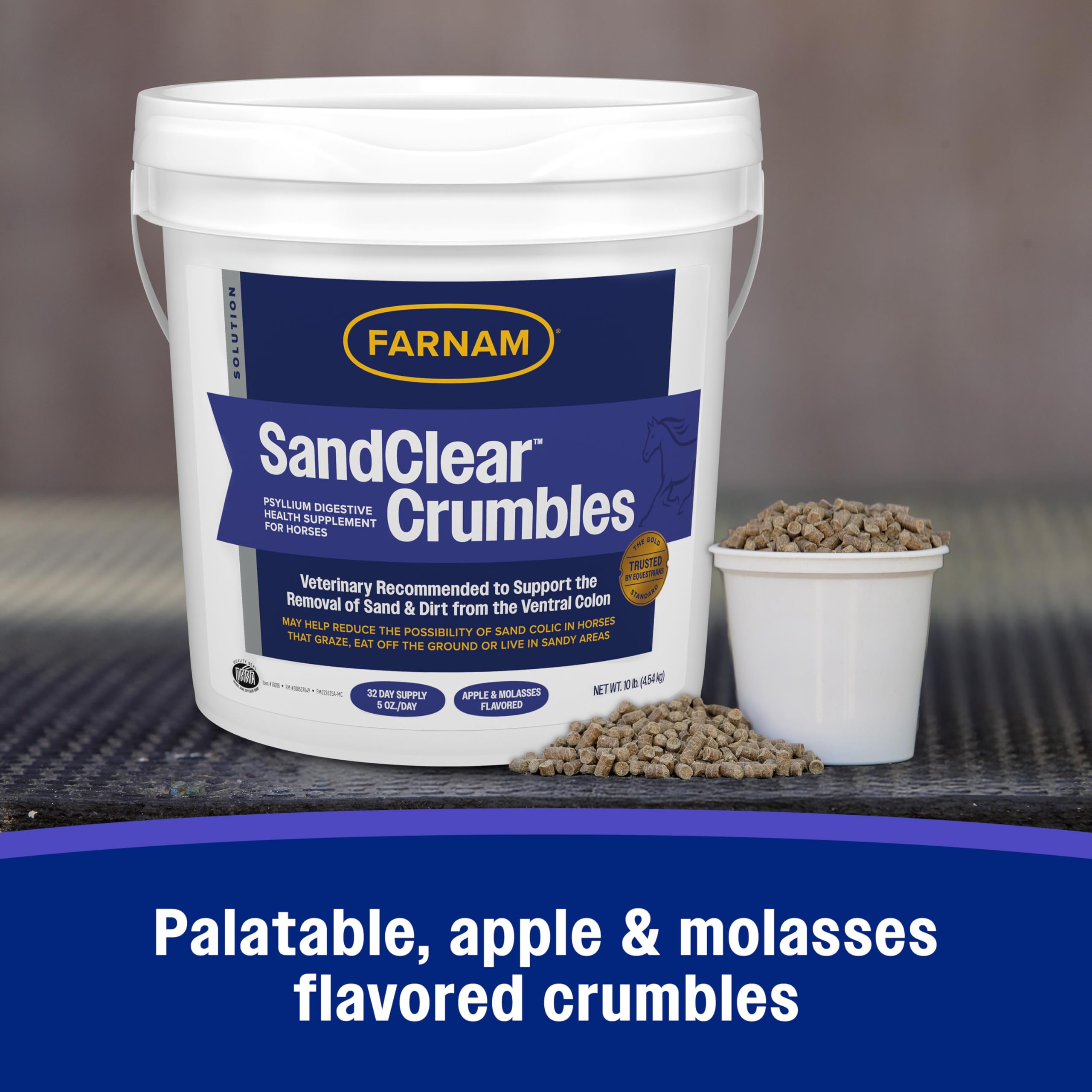Poulain mangeant Farnam SandClear montrant la compatibilité pour jeunes chevaux