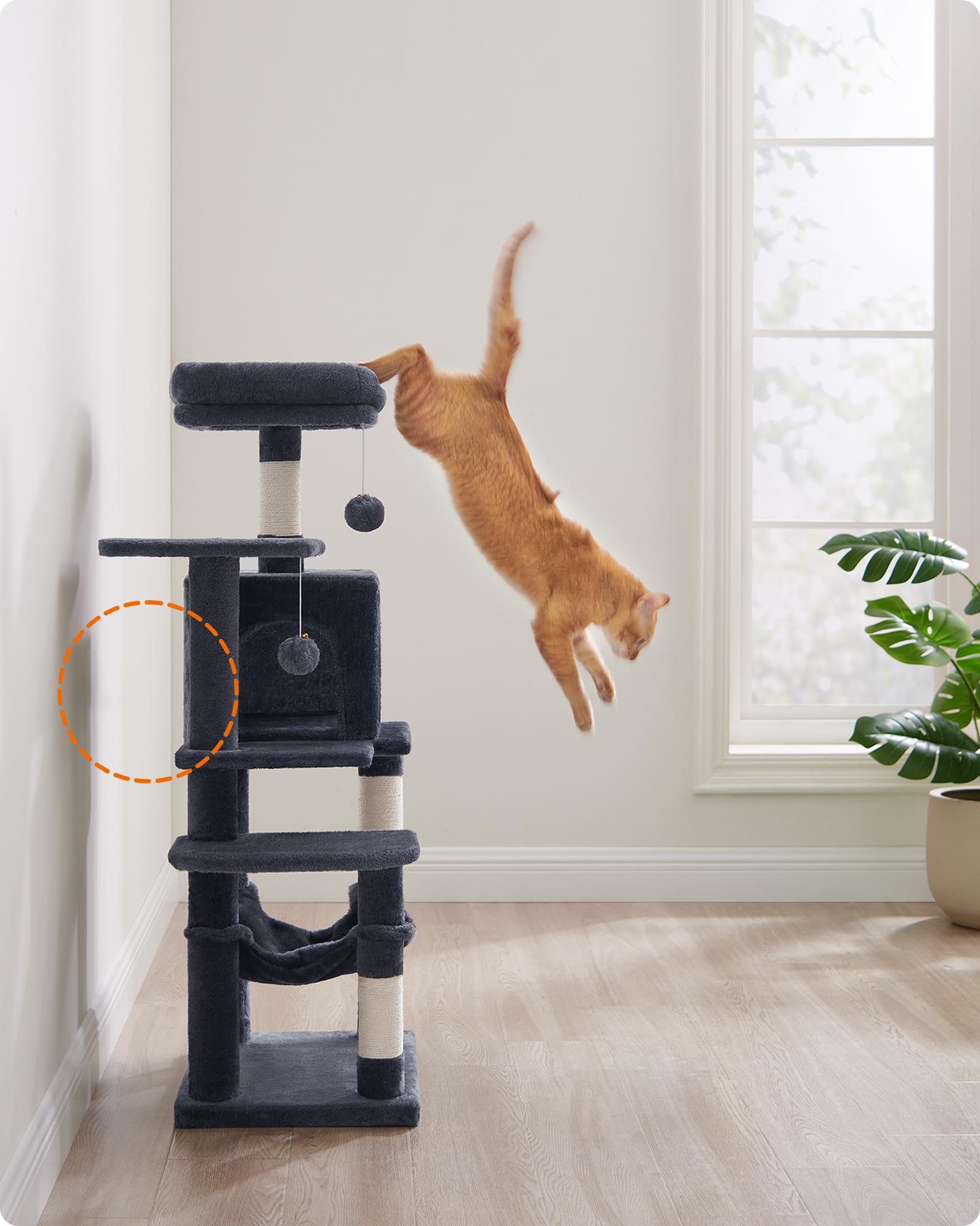 FEANDREA arbre à chat dans salon moderne ajoutant confort et style