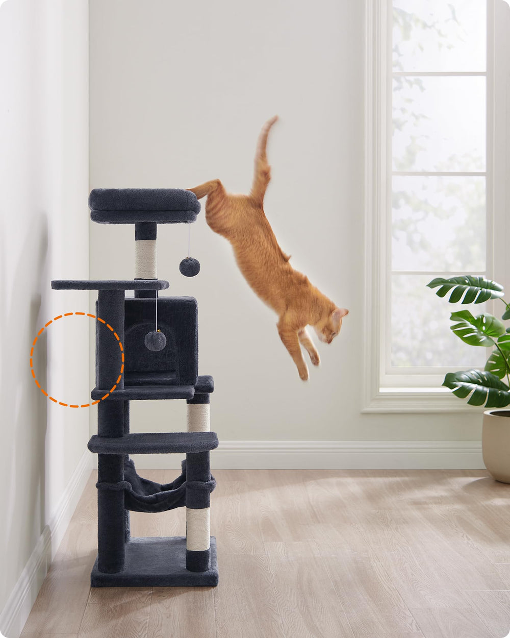 FEANDREA arbre à chat dans salon moderne ajoutant confort et style