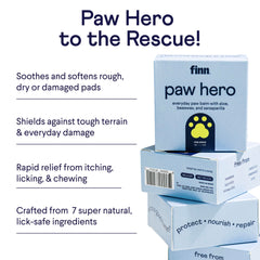 Application du baume Finn Paw sur la patte du chien pour protection contre la chaleur