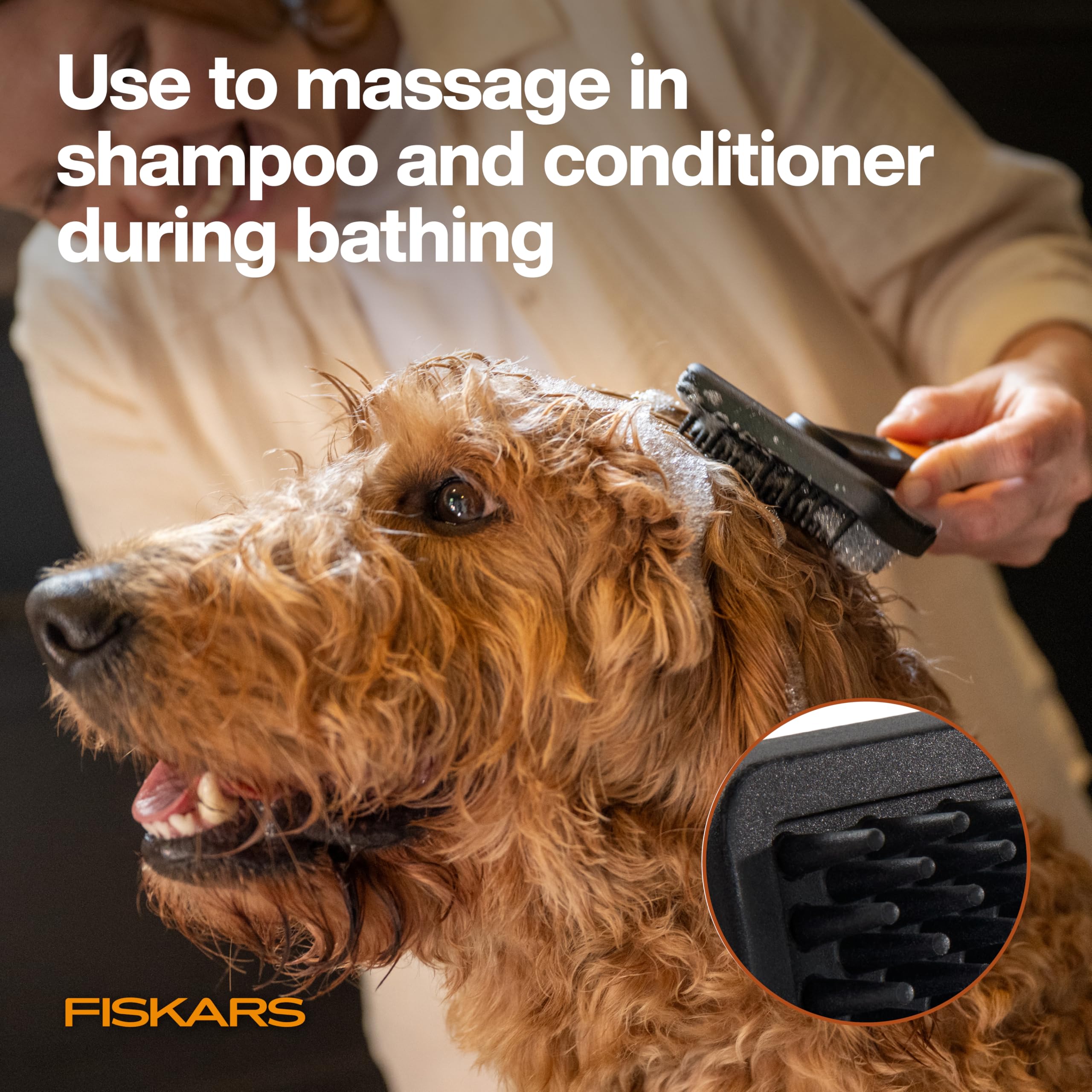 Fiskars brosse utilisée sur chat, réduit le stress pendant le brossage