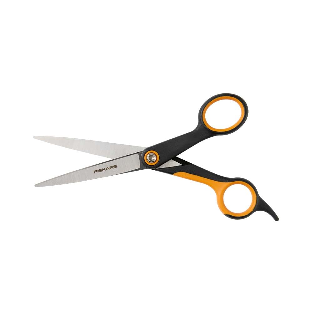Fiskars ciseaux en action sur un chat pour retouches précises et douces