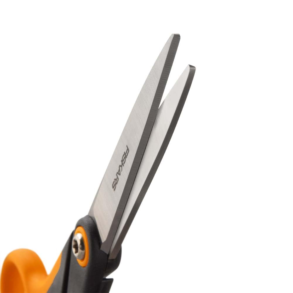 Fiskars ciseaux en action sur un chien montrant coupe sans tiraillement