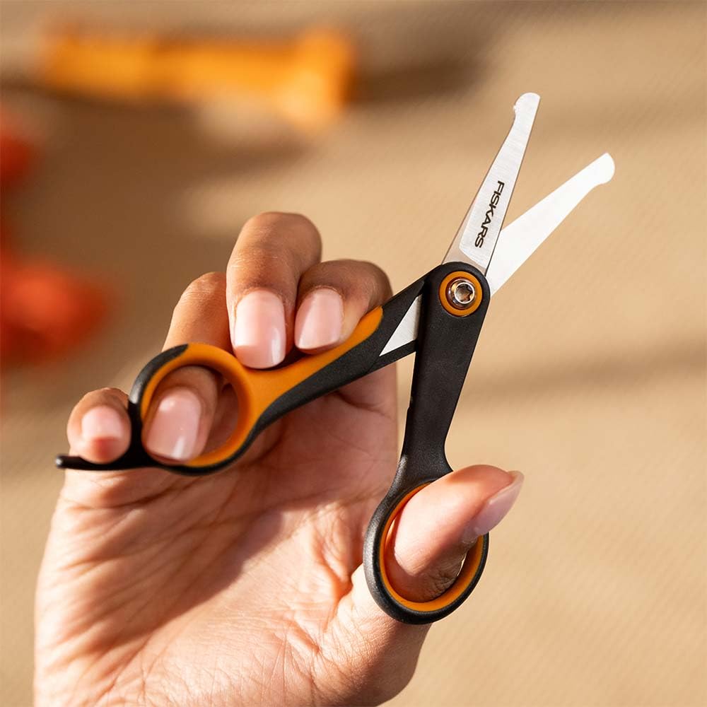 Fiskars ciseaux en usage sur chien pour retouches précises