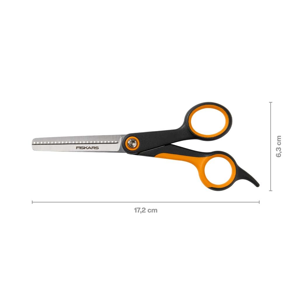 Fiskars en usage lors d'un toilettage de chien pour finition naturelle