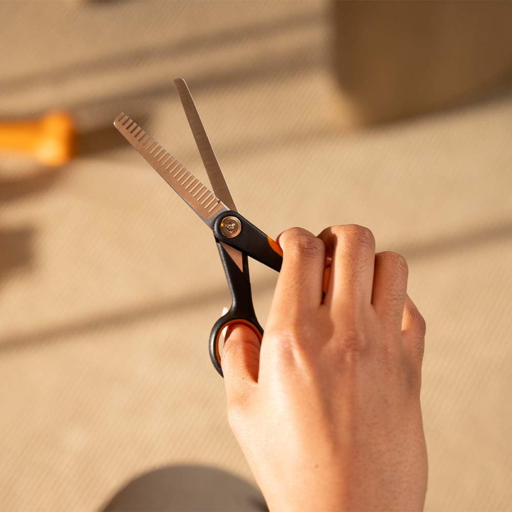 Fiskars à côté d'une règle montrant la taille 6,5" pour perception