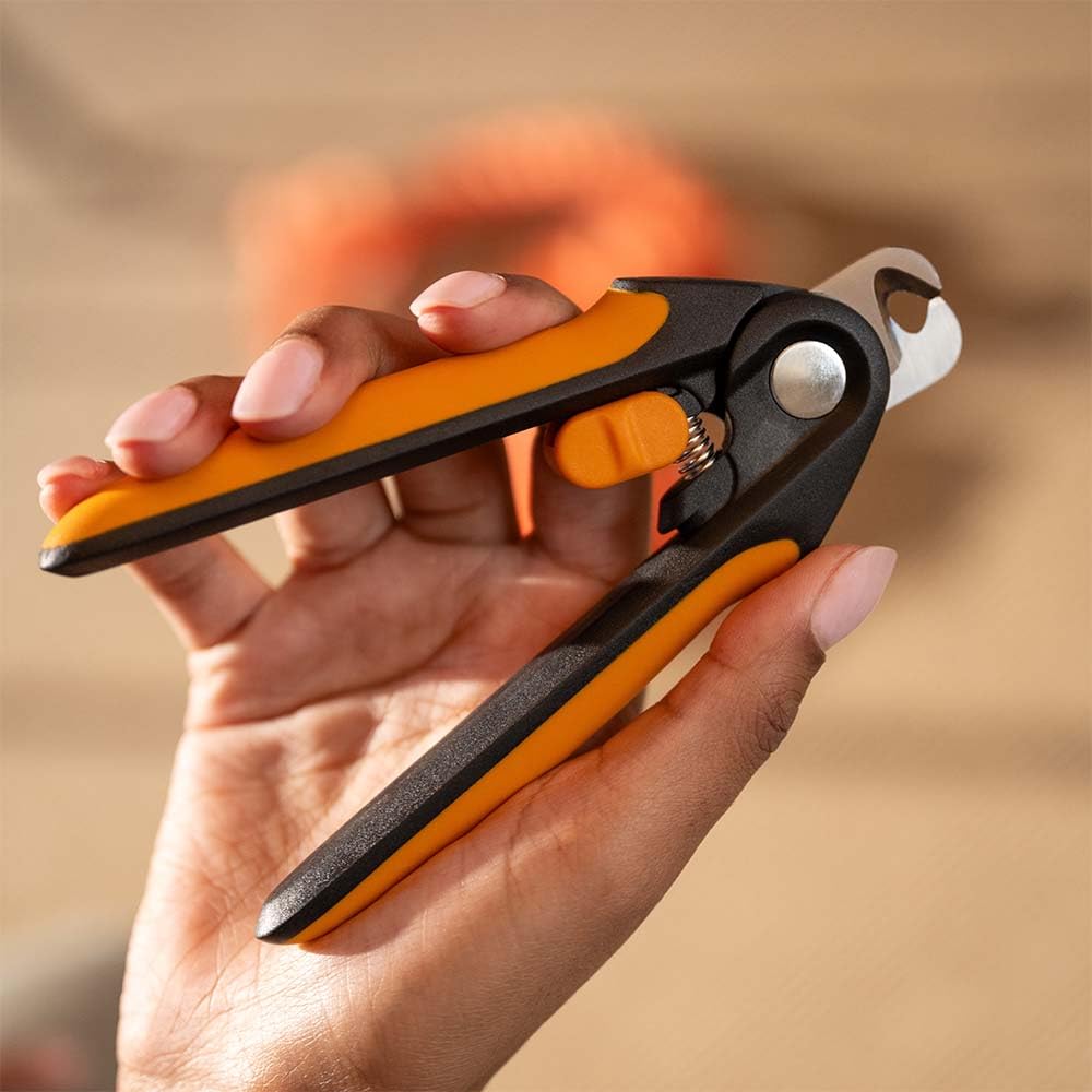 Comparaison de taille Fiskars avec règle pour évaluer l’outil et sa portée