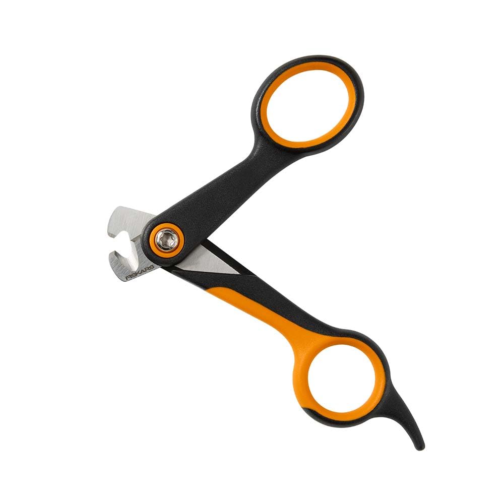 Fiskars coupe-ongles utilisé sur un chat pour coupe précise