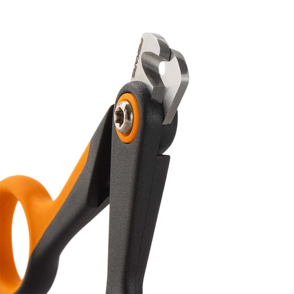 Fiskars coupe-ongles en action sur petit chien pour contrôle facile