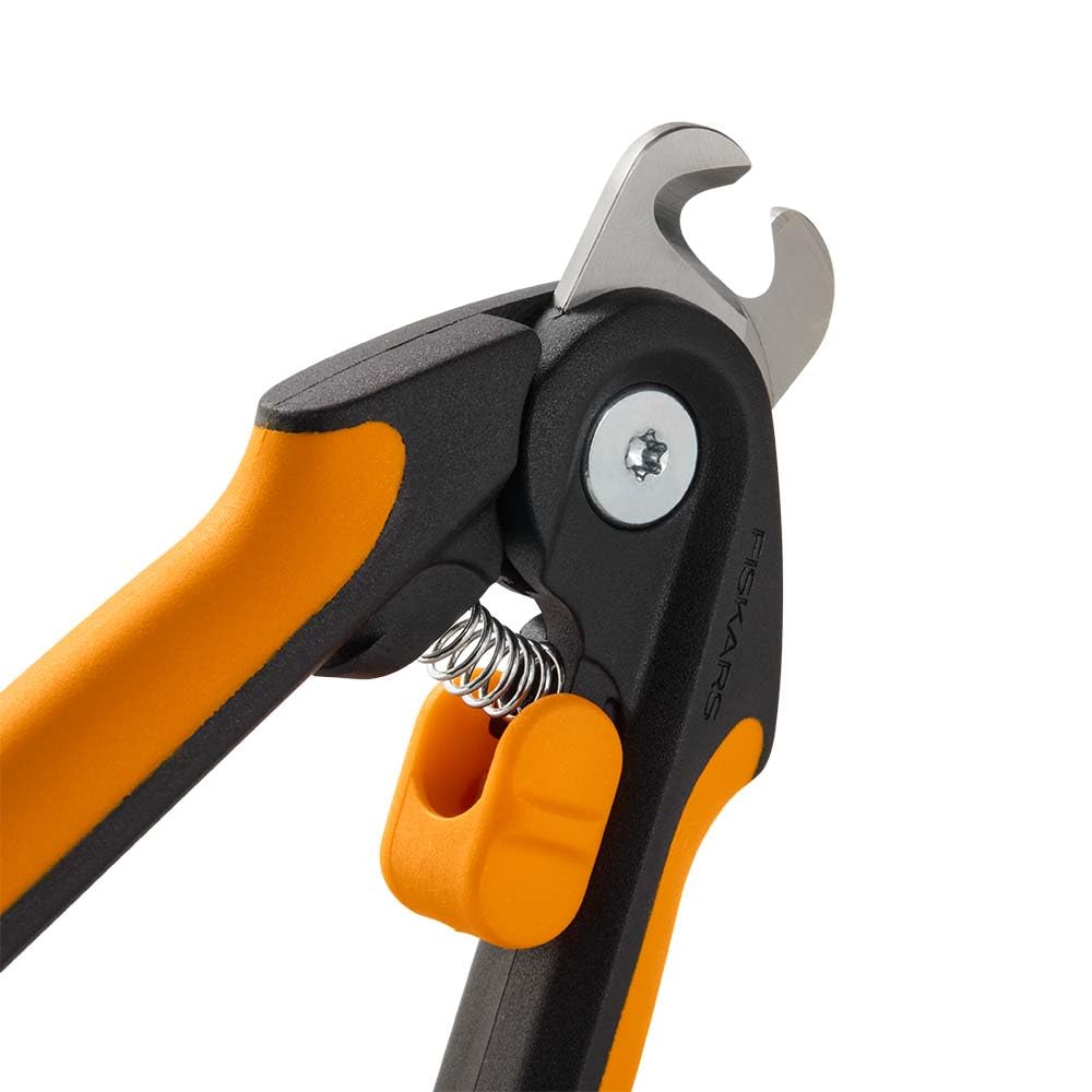 Coupe-ongles Fiskars en usage sur un chien montrant confort et exactitude