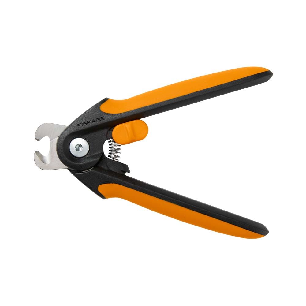 Gros plan lame semi-circulaire Fiskars offrant visibilité pour une coupe précise