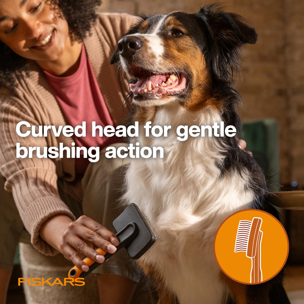 Fiskars brosse utilisée sur chat pour réduire la mue et démêler le pelage