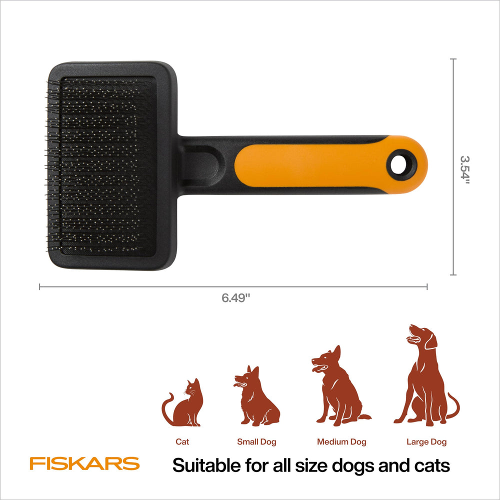 Fiskars brosse utilisée sur chien illustrant action douce et retrait des poils