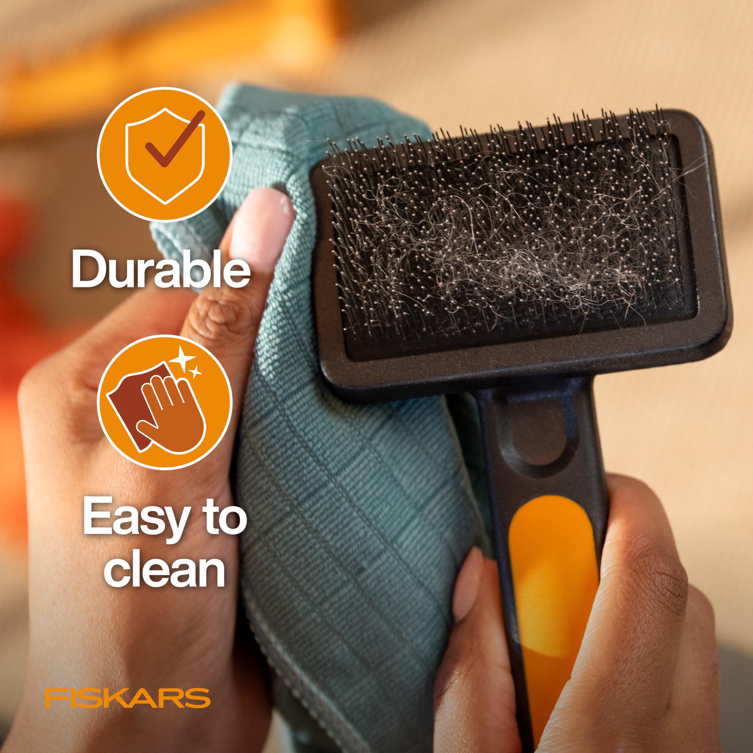Fiskars brosse en cours de nettoyage montrant entretien facile des brins