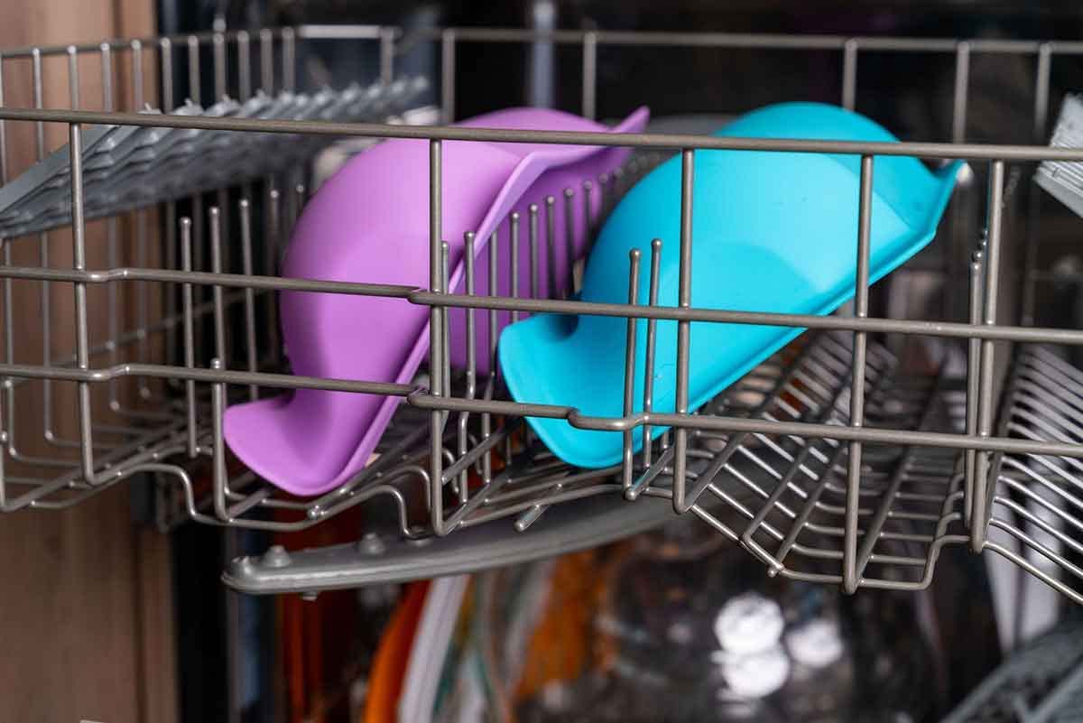 Fluff Trough comparaison de taille montrant échelle avec une main