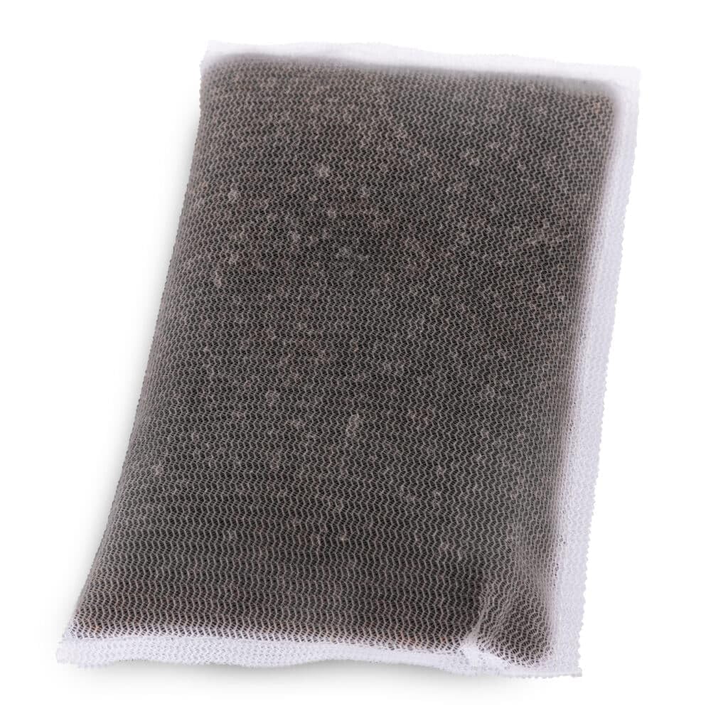 Gros plan sur le granulat Fluval Clear montrant la texture adsorbante et l'efficacité
