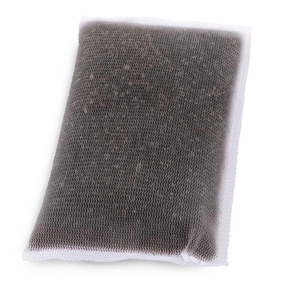 Gros plan sur le granulat Fluval Clear montrant la texture adsorbante et l'efficacité