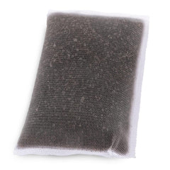 Gros plan sur le granulat Fluval Clear montrant la texture adsorbante et l'efficacité