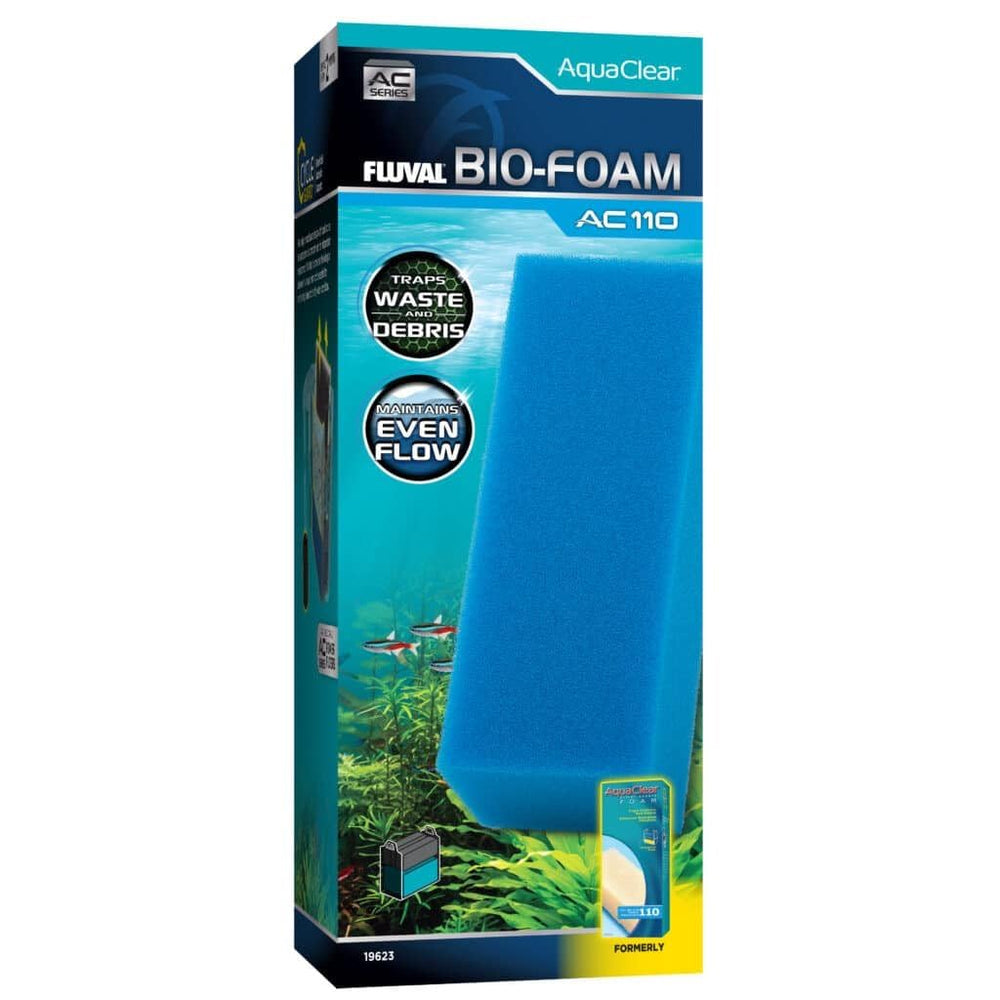 Fluval écumoire entourée de plantes améliorant lumière et oxygénation