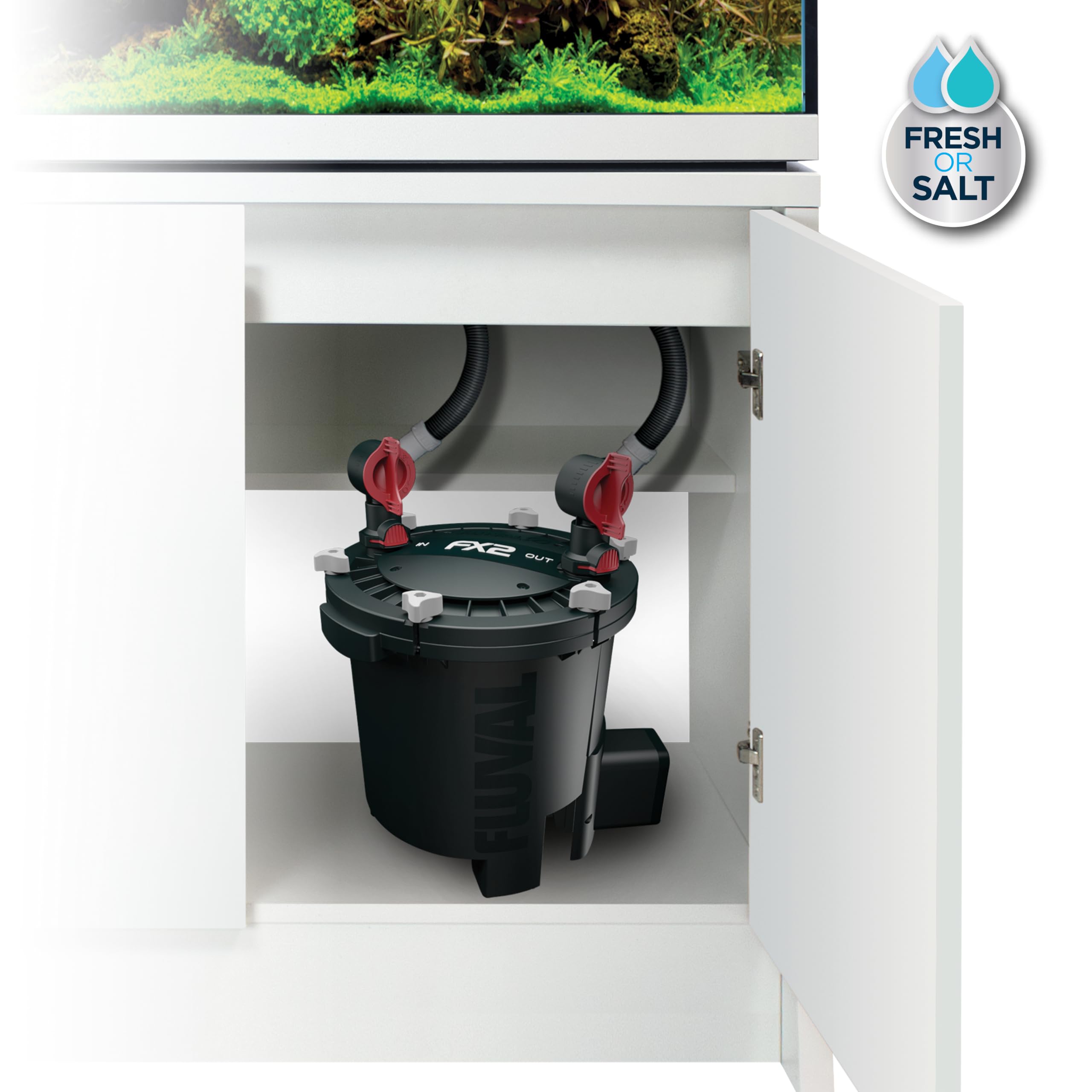 Filtre Fluval FX2 installé dans un meuble d'aquarium démontrant discrétion et stabilité