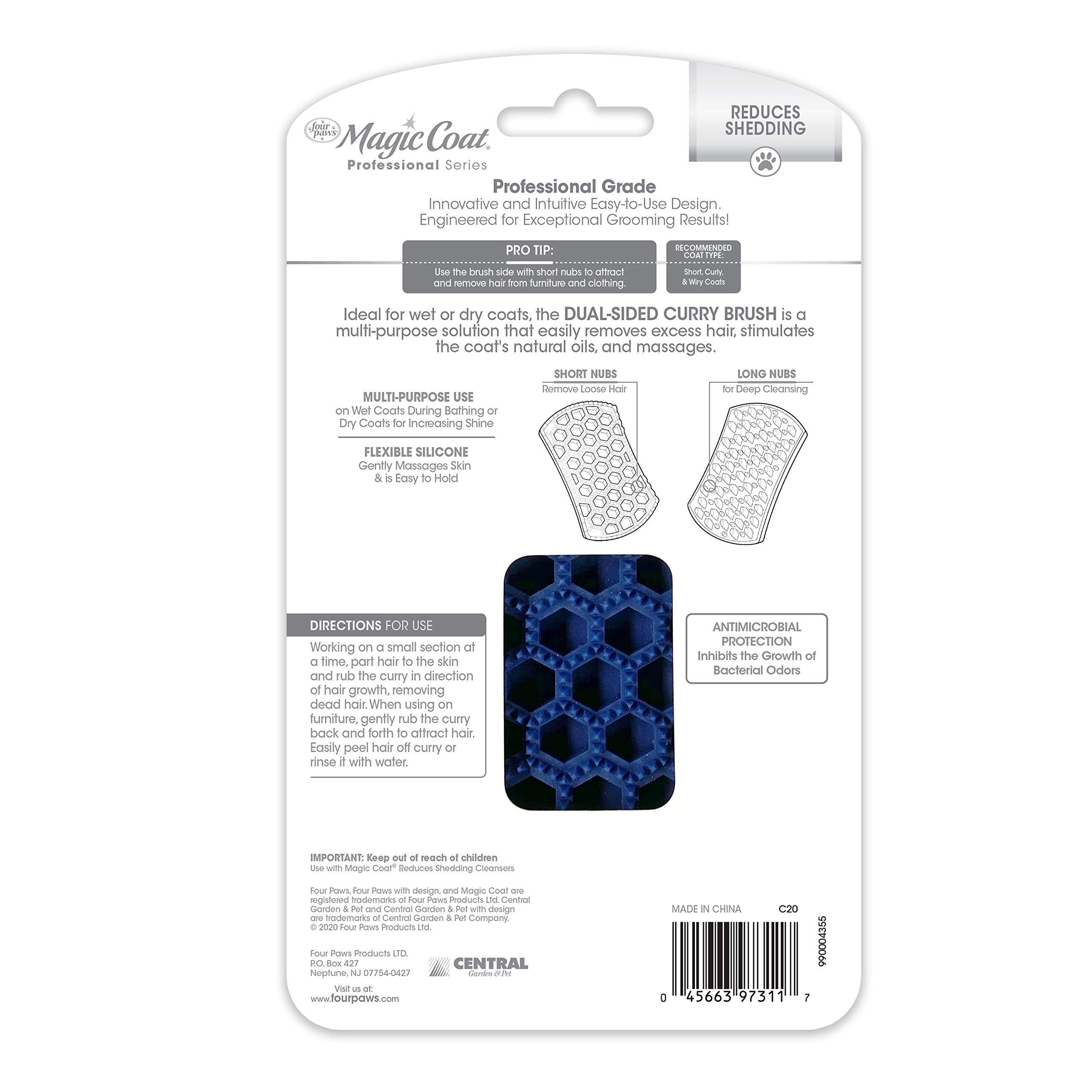 Four Paws brosse ramassant poils sur canapé pour entretien maison