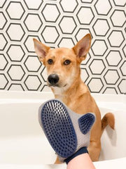 Four Paws Love Glove gros plan des picots en caoutchouc pour un massage doux